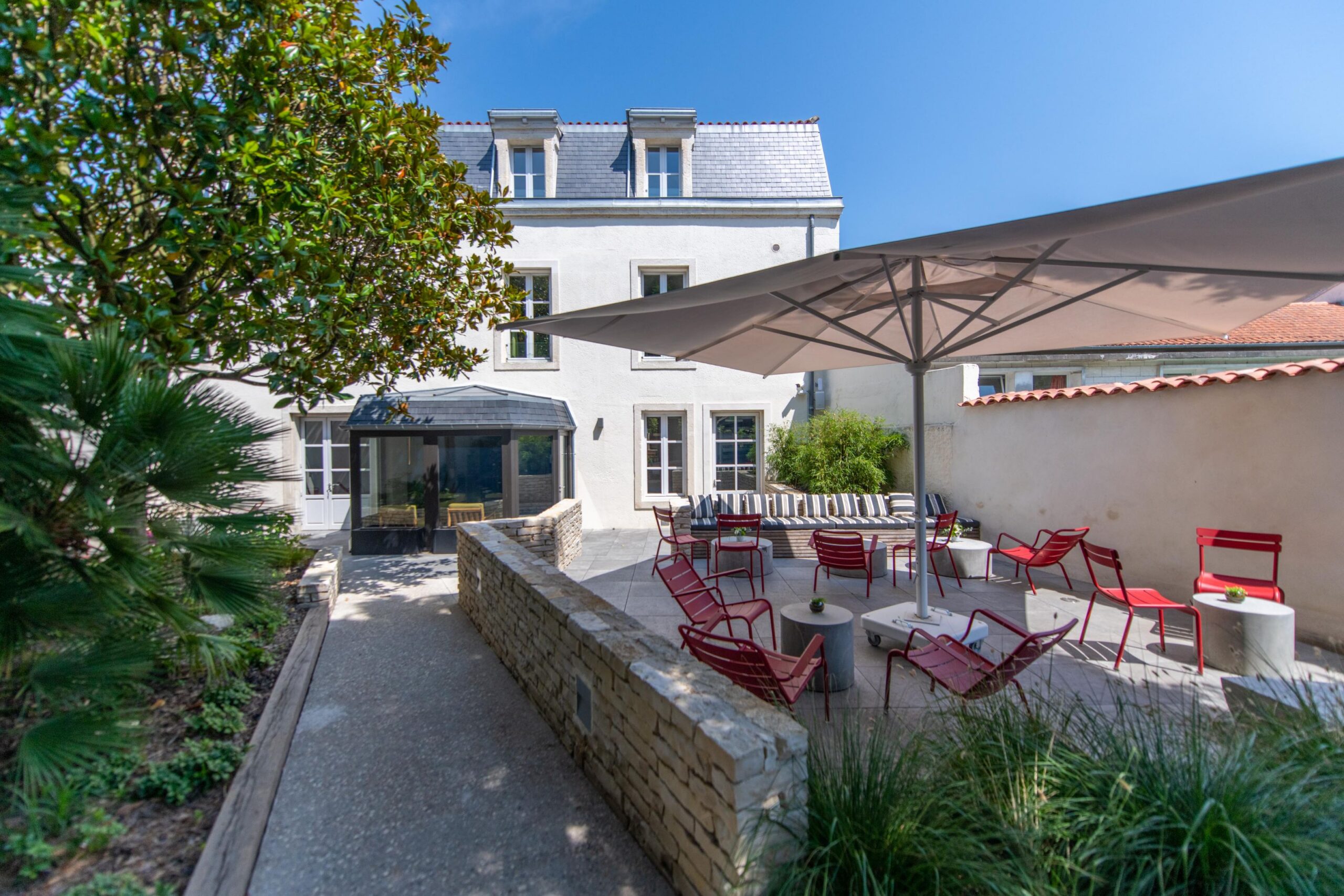 5 Maison Saint Nicolas Hotel 4 etoiles seminaire la rochelle patio scaled
